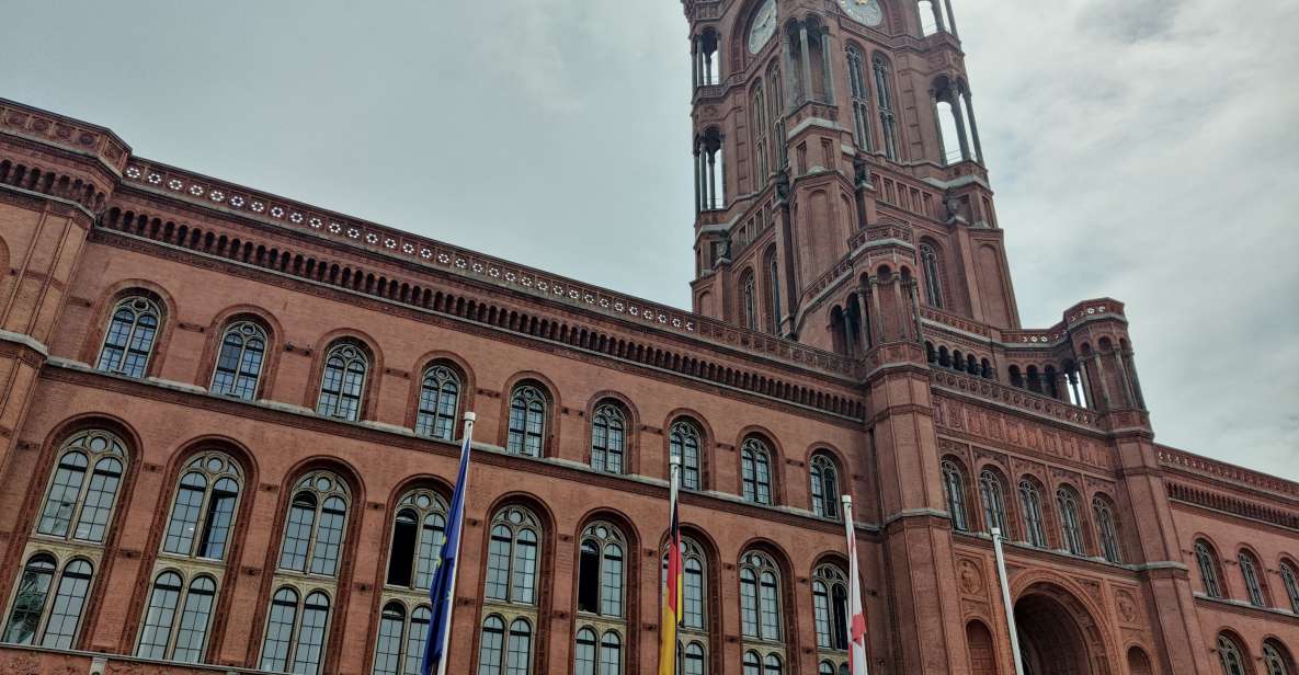 Berlin: City Center Scavenger Hunt and City Tour - Key Points