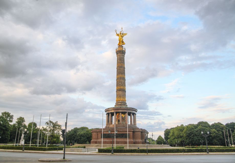 Berlin: Private 2-Hour Sightseeing Tour in Classic GDR Van - Key Points