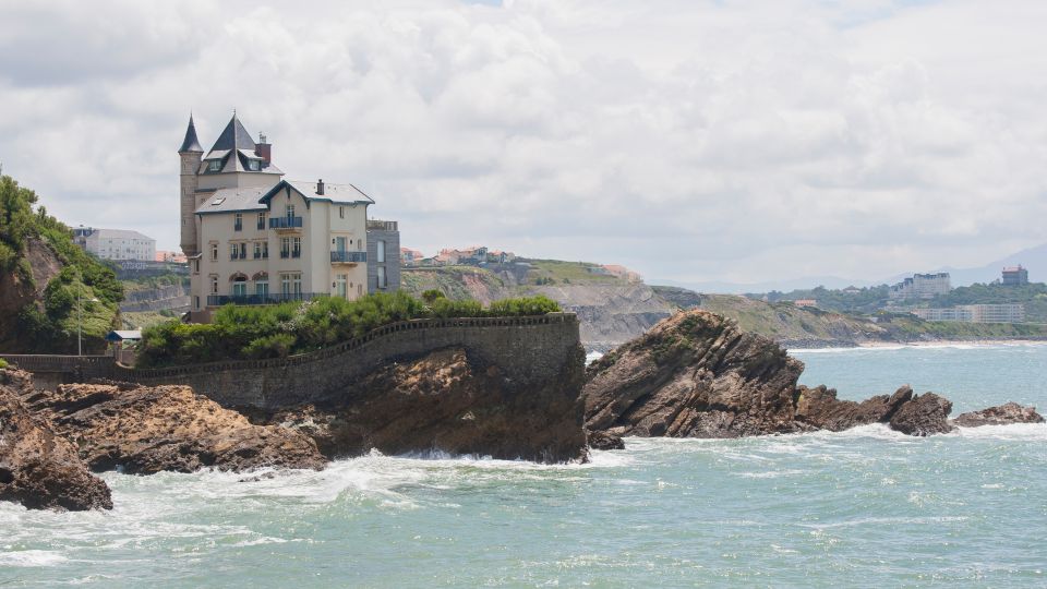 Biarritz: City Exploration Game & Tour on Your Phone - Key Points