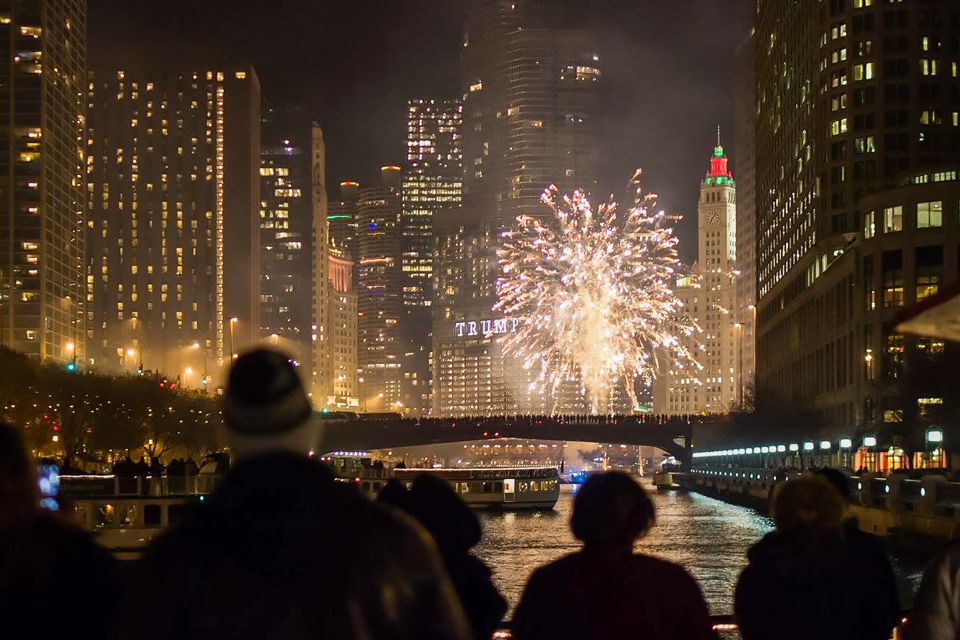 Chicago: Fireworks Cruise With Lake or River Viewing Options - Key Points