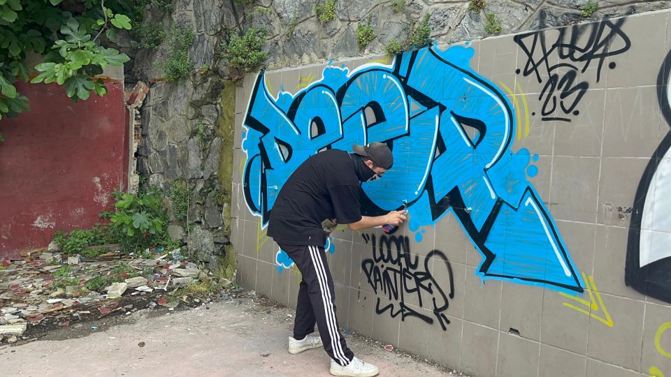 Do Graffiti and Drink Cocktails - Sip and Spray With Locals - Key Points