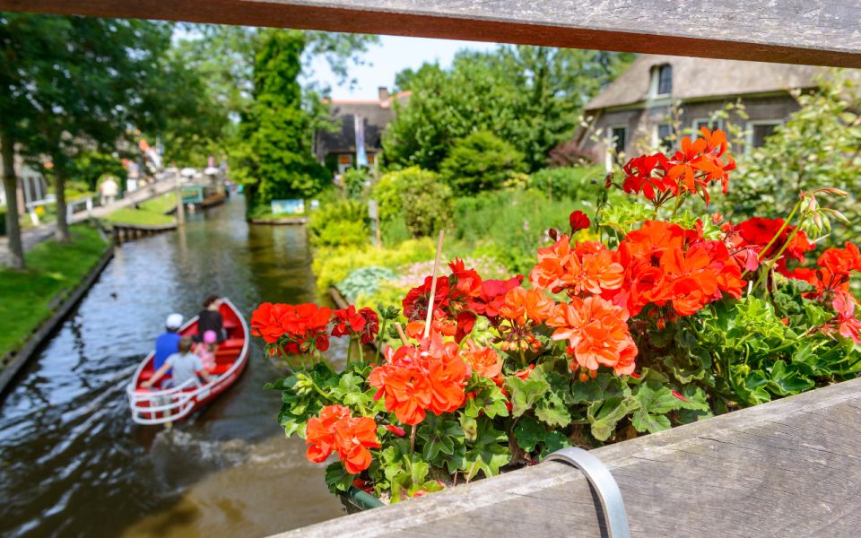 From Amsterdam: Giethoorn Guided Walking Tour and Boat Ride - Key Points