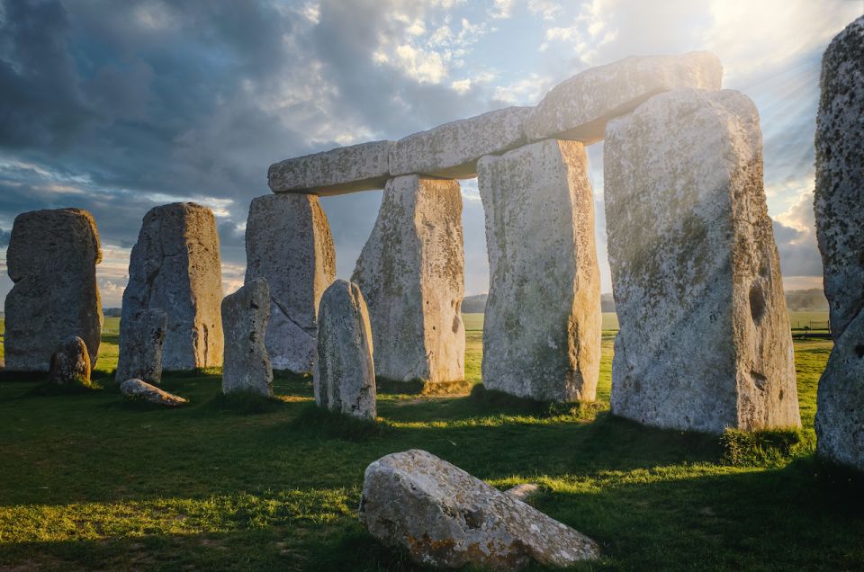 From Bath: Private Stonehenge and Salisbury Tour With Pickup - Key Points