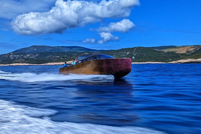 Luxury Powerboat Rent - Key Points