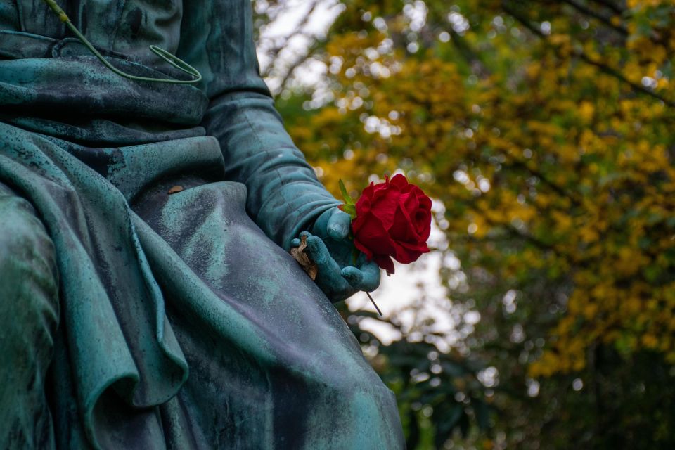 Pere Lachaise Cemetery: A Stroll Through Immortal History - Key Points