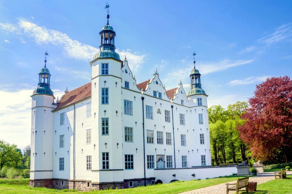 Reinbek Castle & Ahrensburg Palace Trip by Car From Hamburg - Key Points