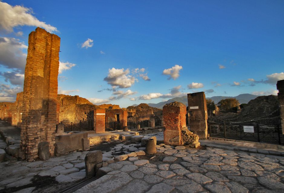 Round-Trip Limousine Transfers From Rome to Pompeii - Key Points