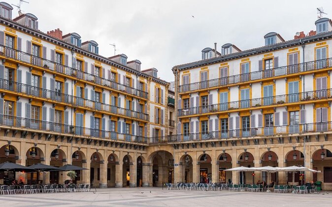 San Sebastian Lunchtime Pintxo Tour With Wine - Key Points