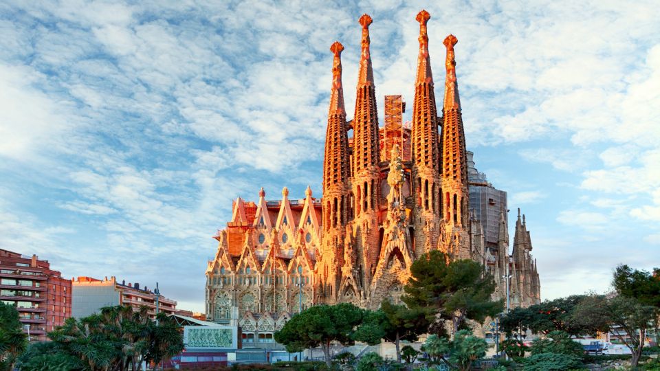 Walking Tour Sagrada Familia Basilica For European Tourist - Key Points