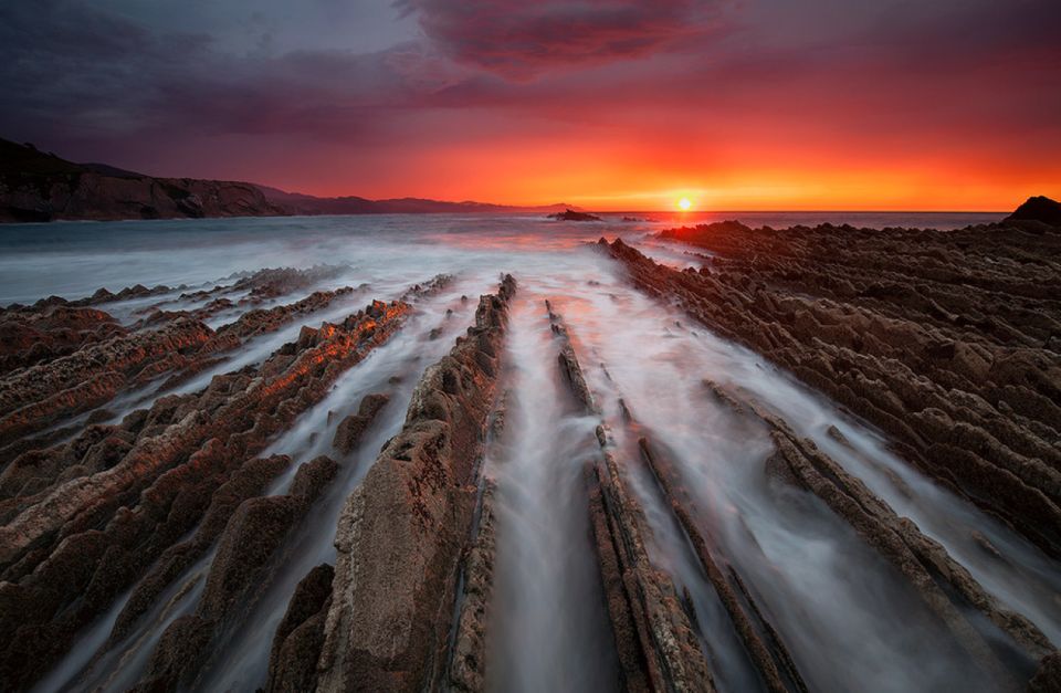 Zumaia: Flysch, Game of Thrones and Dragonstone Yacht TourZumaia Is a Town in Spain Known for Its Unique Geological Formations Called Flysch, Which Are Rock Layers That Have Been Formed Over Millions of Years. the Town Has Gained Additional Fame as a Filming Location for the Popular HBO Series Game of Thrones, With the Nearby Dragonstone Island Serving as a Key Setting in the Show. Visitors Can Take a Yacht Tour - Key Points