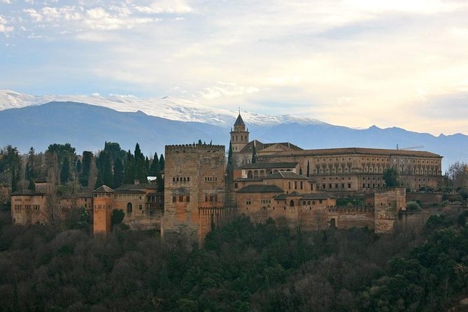 Alhambra:Join a Group,With a Specialist Guide.Skip the Line . - Overview of the Alhambra