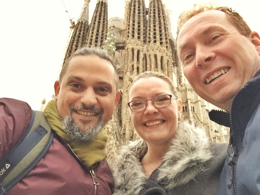 Barcelona: Foodie Walking Tour With Sagrada Familia Tickets - Tour Overview and Pricing