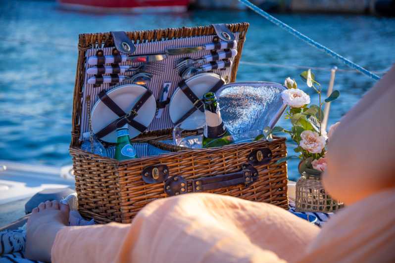 Barcelona: Private Romantic Sailing Tour With Drinks - Included Amenities