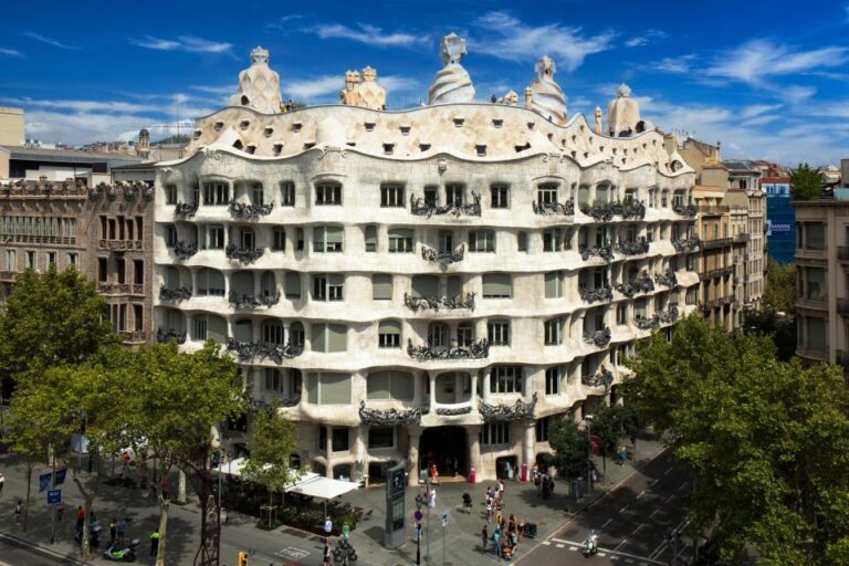 Barcelona: Sagrada Familia And Casa Milà Tour With Tapas Tour Overview