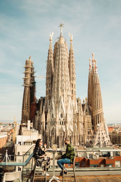 Barcelona: Sagrada Familia Evening Tour With Cava Tour Overview