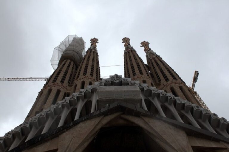 Barcelona: Sagrada Familia Tour Of The Facades In German Tour Overview