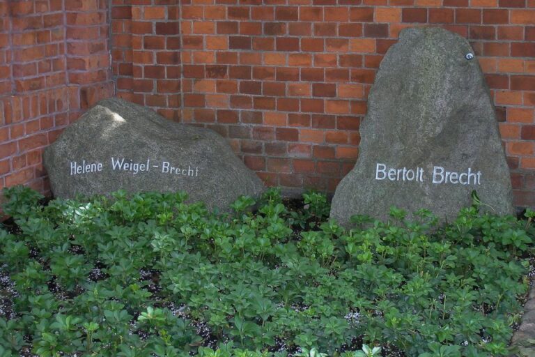 Berlin: Private 2 Hour Tour Of Dorotheenstadt Cemetery Prussian Artists And Architects