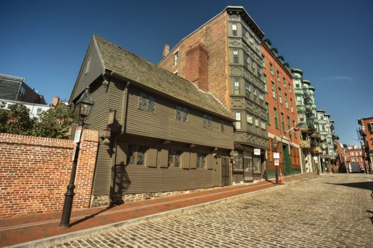 Boston History And Highlights: A Self Guided Audio Tour Exploring Copps Hill Burying Ground