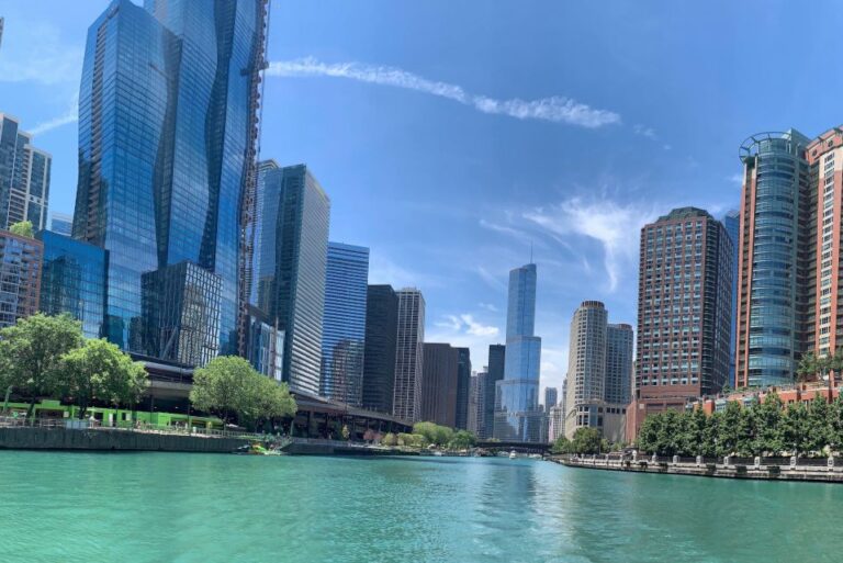 Chicago River: 1.5 Hour Guided Architecture Cruise Tour Overview