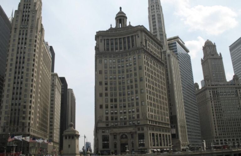 Chicago River: 1.5 Hour Guided Architecture Riverboat Tour Tour Overview