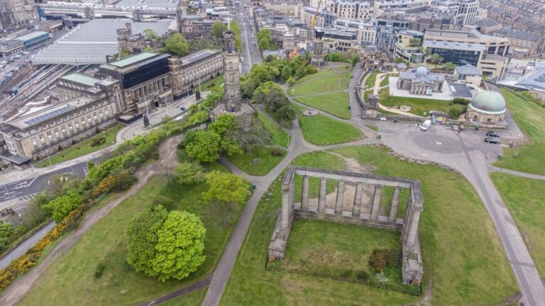 Edinburgh: Old Town Historical Tour Walking Through Edinburghs History