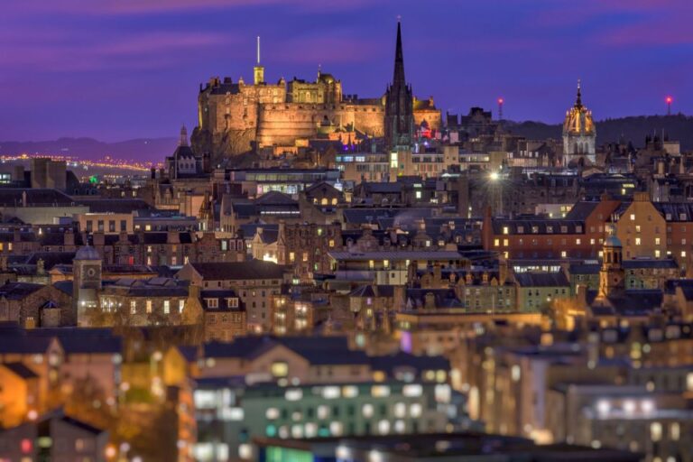 Edinburgh: Private Walking Tour Exploring Old Town