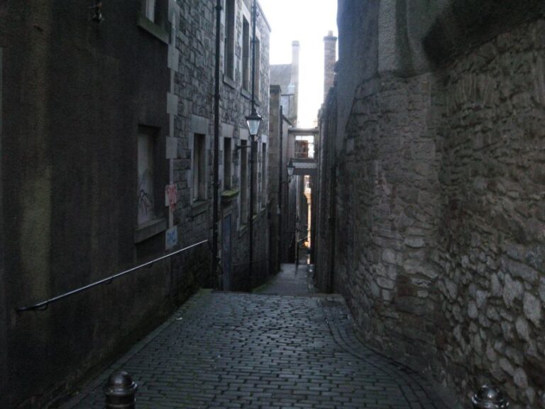 Edinburgh Uncovered Private 3 Hour Group Tour Contrasting Old And New