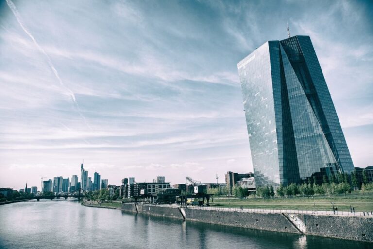 Frankfurt: Private Guided Tour With Transportation Diverse Architectural Highlights