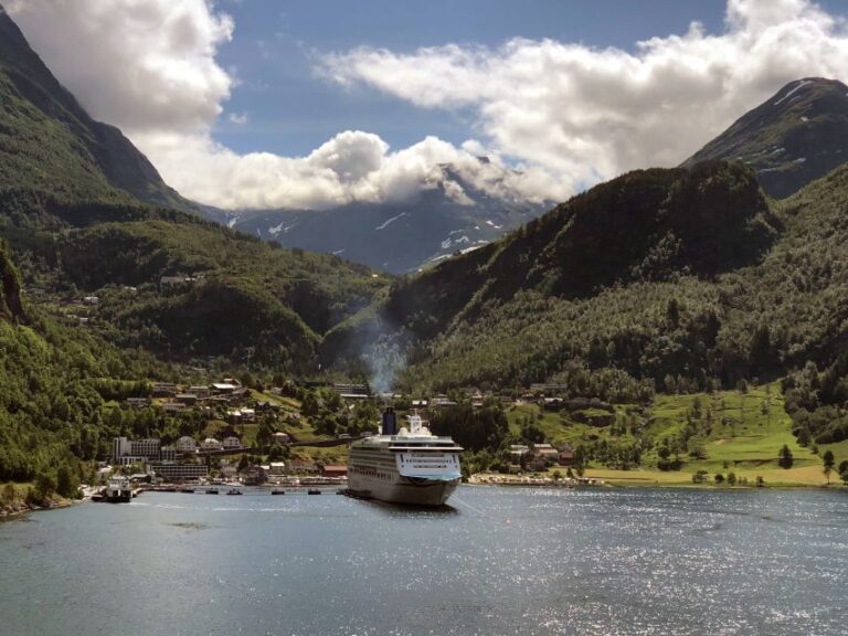 From Ålesund: Private Day Trip To Geirangerfjord Highlights