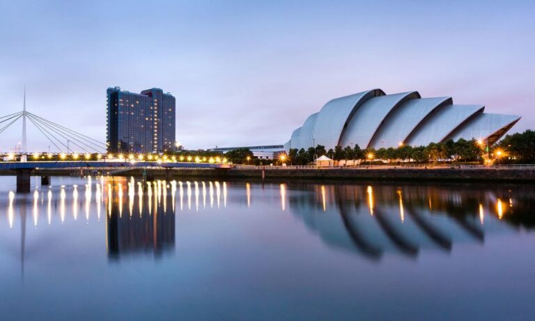 From Edinburgh: Glasgow & Scottish Lakes Spanish Tour Explore The Kelpies Sculptures