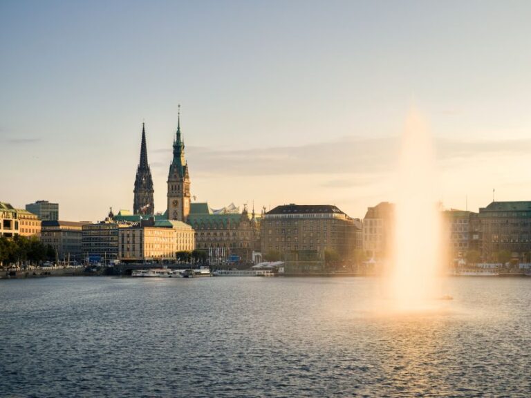 Hamburg: Heart Of The City Sightseeing And Photo Tour Tour Description