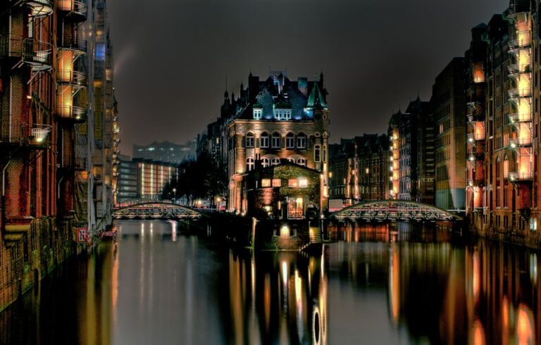 Hamburg: Speicherstadt & Hafencity Tour Tour Details