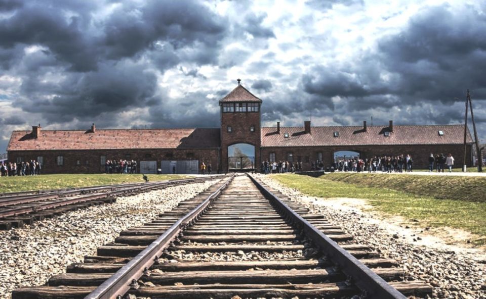 Krakow: Group Auschwitz and Salt Mine Tour - Itinerary Breakdown