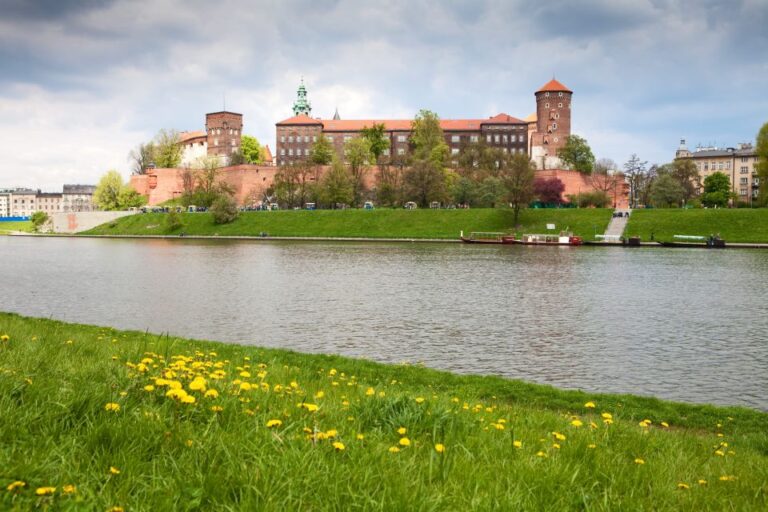 Krakow: Vistula River Cruise & Former Ghetto Walking Tour Tour Overview