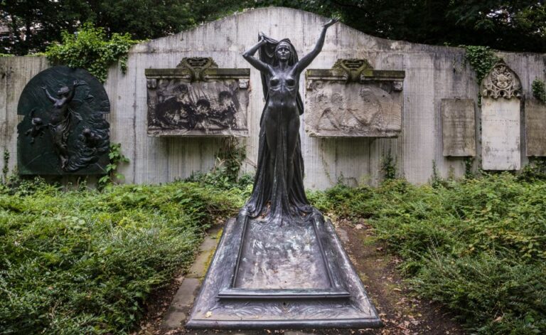 Leipzig Old Cemetery: 75 Minute Dark History Tour Tour Overview