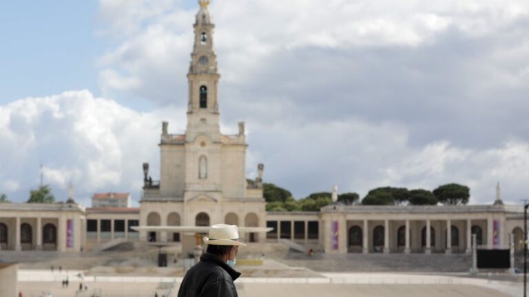 Lisbon: Private Transfer To Porto With Aveiro & Fatima Tour Exploring The Fatima Sanctuary