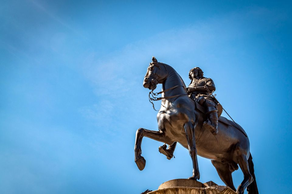 London Family Adventure: Explore the City's Charm on Foot - Enchanting Sights at Admiralty Arch