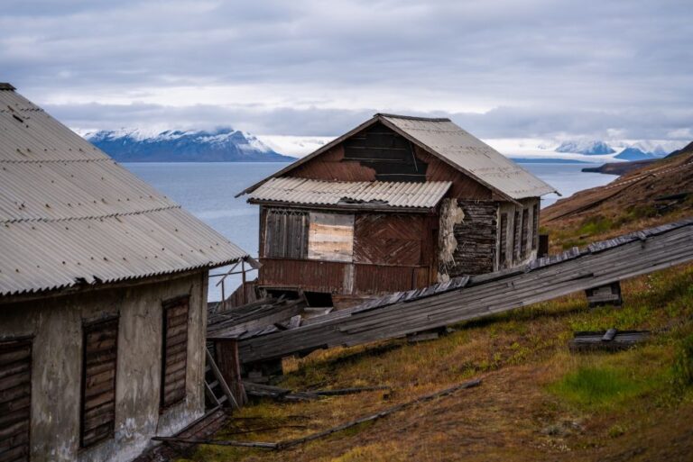 Longyearbyen: Private Guided Walking Tour Explore Longyearbyens History