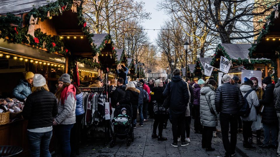 Oslo: City Highlights Christmas Walking Tour - Strolling Through Karl Johans Gate