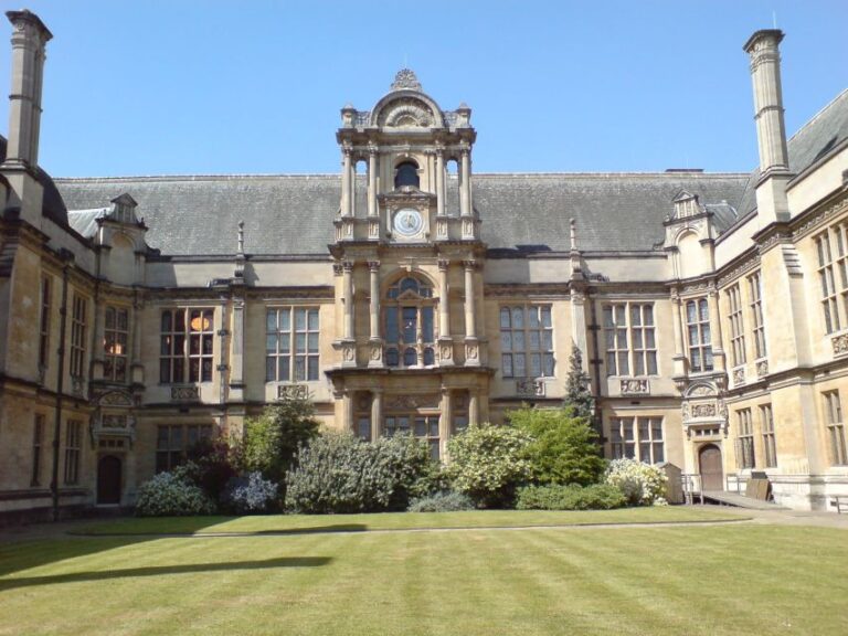 Oxford: Private City Tour & University Historical Highlights Tour Overview