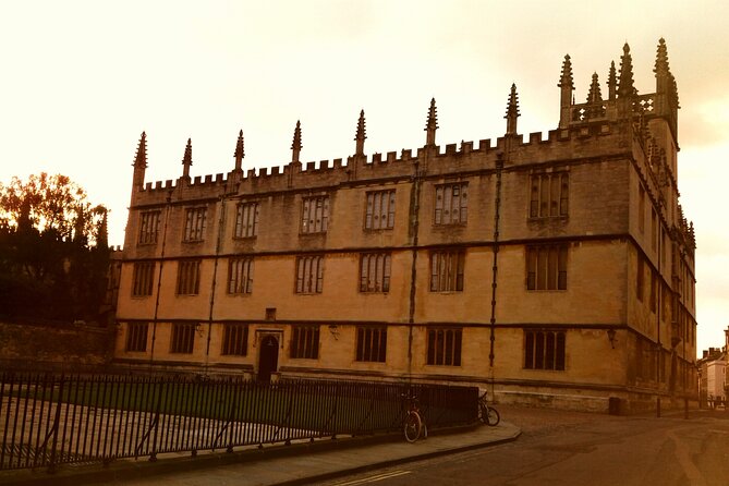 Oxford PRIVATE Pub and City Evening Walking Tour - Overview of the Tour