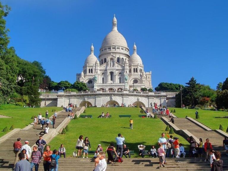 Paris: Montmartre Private Guided Tour & River Cruise Option Montmartre: Paris Artistic Neighborhood