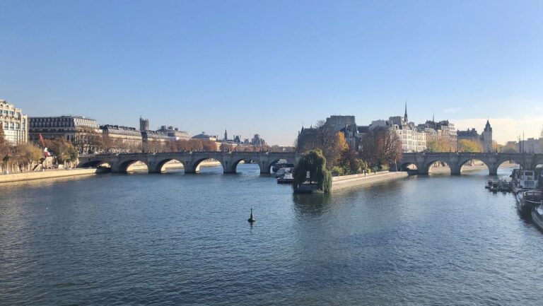 Paris: Movie Lover Walk With A Local Experience Overview