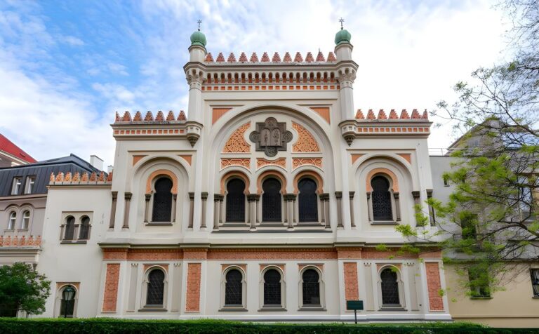 Prague: Prague Synagogues & The Jewish Cemetery Guided Tour Tour Overview And Details