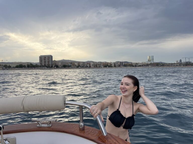 Private Classic Yacht Tour With Drinks And Snacks Experience Overview