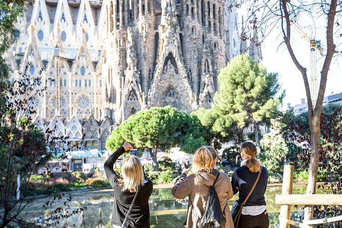 The Best Of Gaudi Tour: Fast Track Sagrada Familia & Park Guell Overview Of The Tour