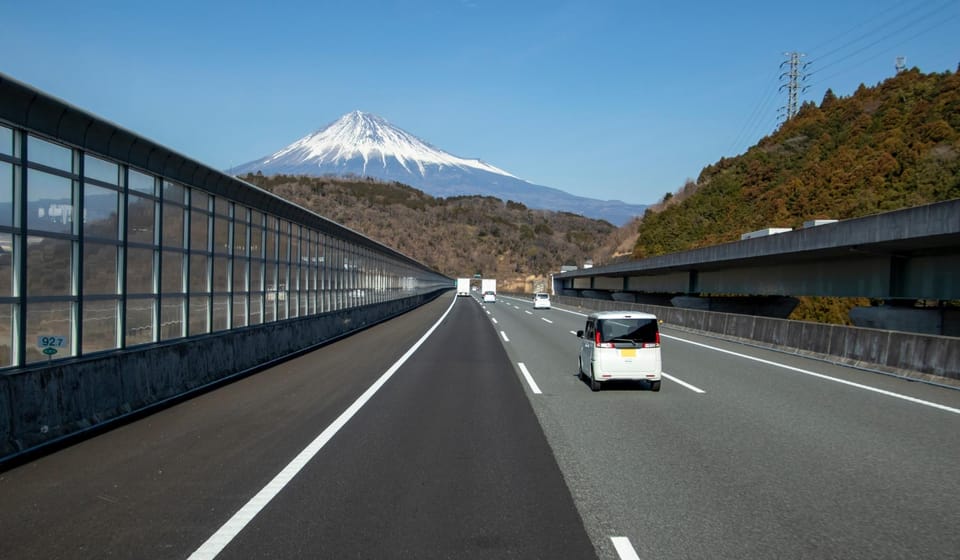 Tokyo: Private Luxury Transfer To/From Shirakawa Go (1 Way) - Driver and Service Features