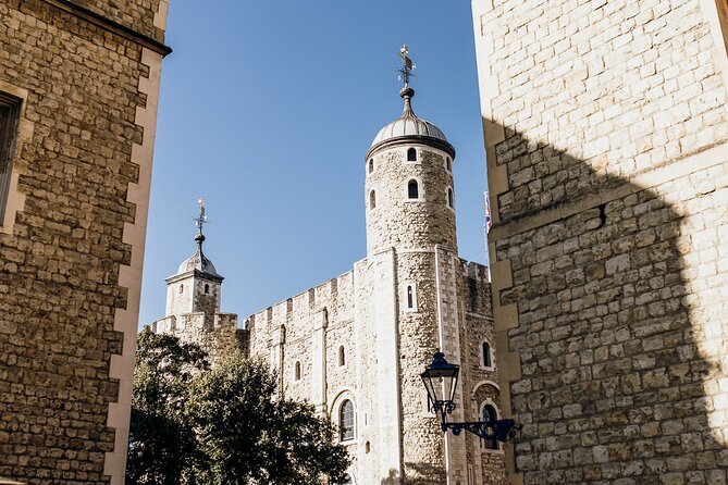 Tower Of London Tour With Crown Jewels & Cruise Certified Blue Badge Guide