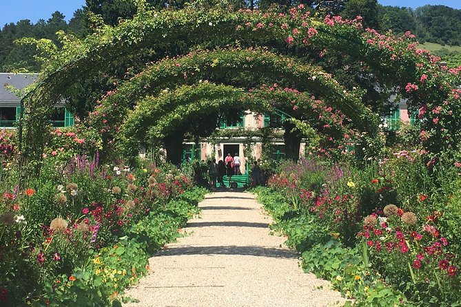 Versailles Palace & Giverny Private Guided Tour With Lunch Priority Access Exploring The Palace Of Versailles