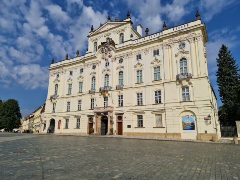 Walking Tour of the Best of Prague With a Boat Cruise